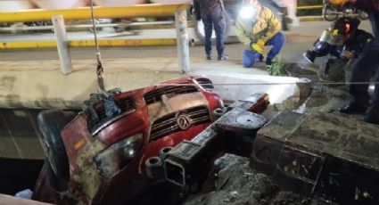 Fatídico accidente: Vehículo se sale de puente y cae a Río de los Remedios; conductor muere