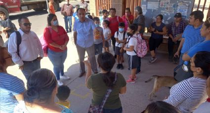 Ante amenaza de cerrar primaria con cadenas en Guaymas; delegación regional de SEC 'reacciona'