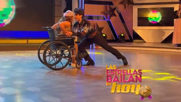 Romi tuvo que bailar en silla de ruedas