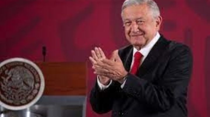 FOTOS: AMLO se reúne con polémico cantante en Palacio Nacional y pone una canción en la 'mañanera'
