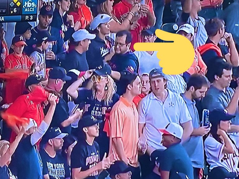 Captan a hijo de AMLO en postemporada de la MLB. Foto: Internet