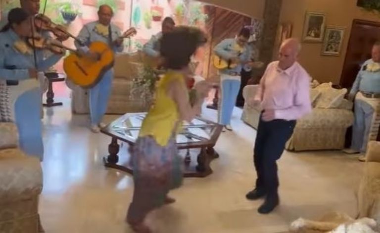 Gloria Trevi baila con su papá