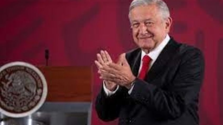 FOTOS: AMLO se reúne con polémico cantante en Palacio Nacional y pone una canción en la 'mañanera'