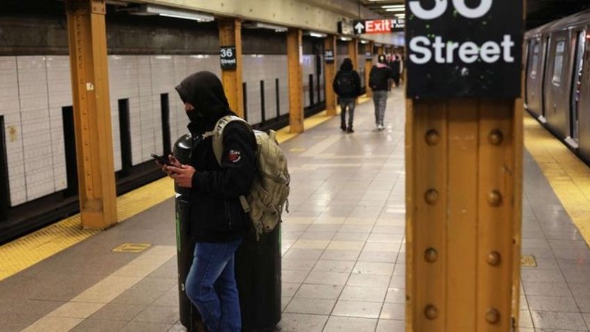Terrible: Sujeto ataca a un usuario del Metro de NY; sin motivo aparente, lo lanza a las vías