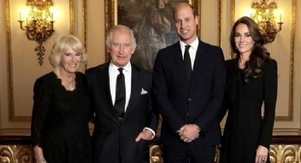 Golpe a la corona británica: 'Dañan' imagen Rey Carlos III; activistas lanzan pastel a su figura