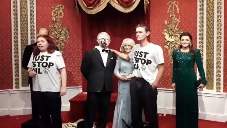 Lanzan pastel a imagen del Rey Carlos III. Foto: Twitter