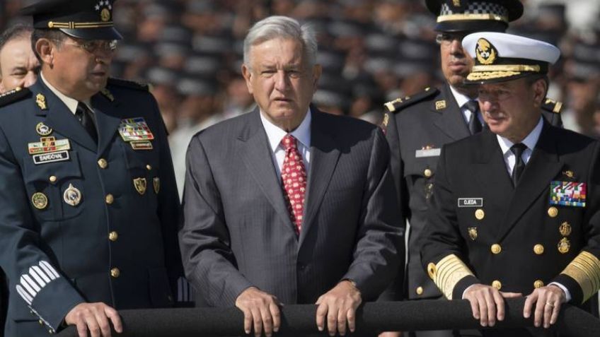 AMLO defiende militarización: Comparte VIDEO de militares que salvan a niño de morir electrocutado
