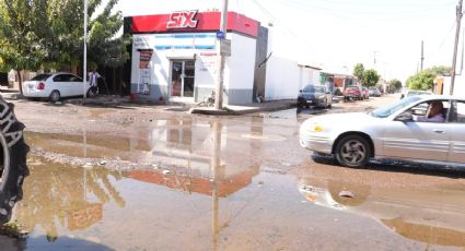 Se fuga agua potable en colonia Miravalle de Ciudad Obregón; problema tiene más de un mes