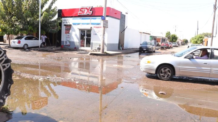Se fuga agua potable en colonia Miravalle de Ciudad Obregón; problema tiene más de un mes