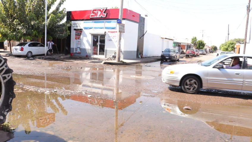 Se fuga agua potable en colonia Miravalle de Ciudad Obregón; problema tiene más de un mes