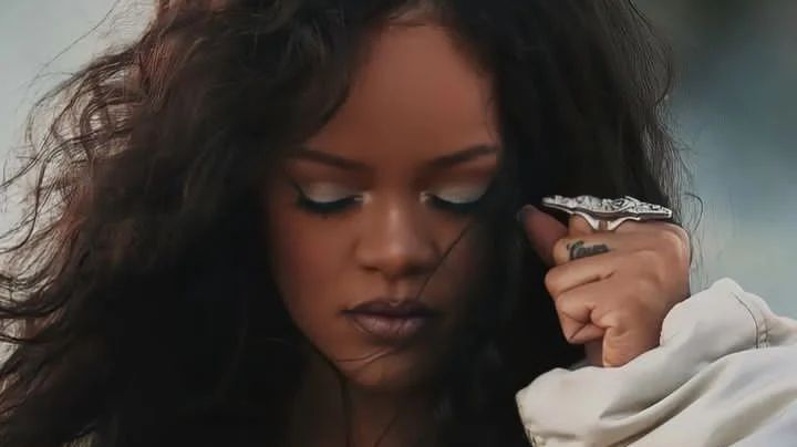 Con homenaje a Chadwick Boseman, Rihanna está de regreso con el tema 'Lift me up'