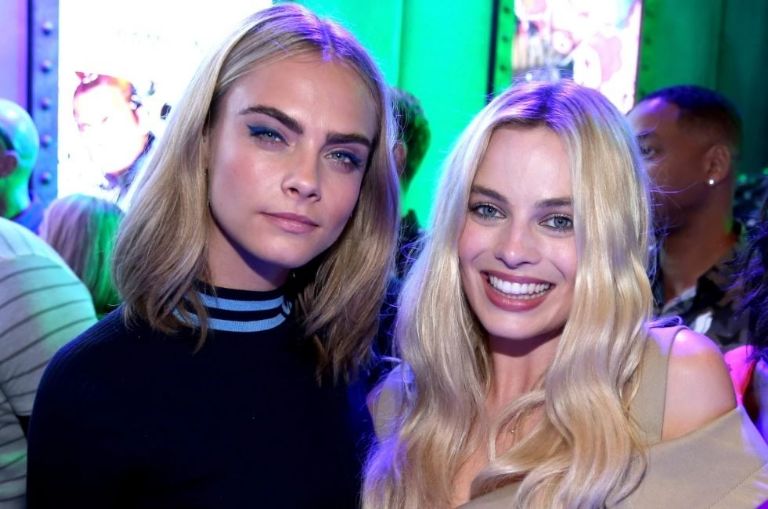 Fotografía de Margot Robbie y Cara Delevigne