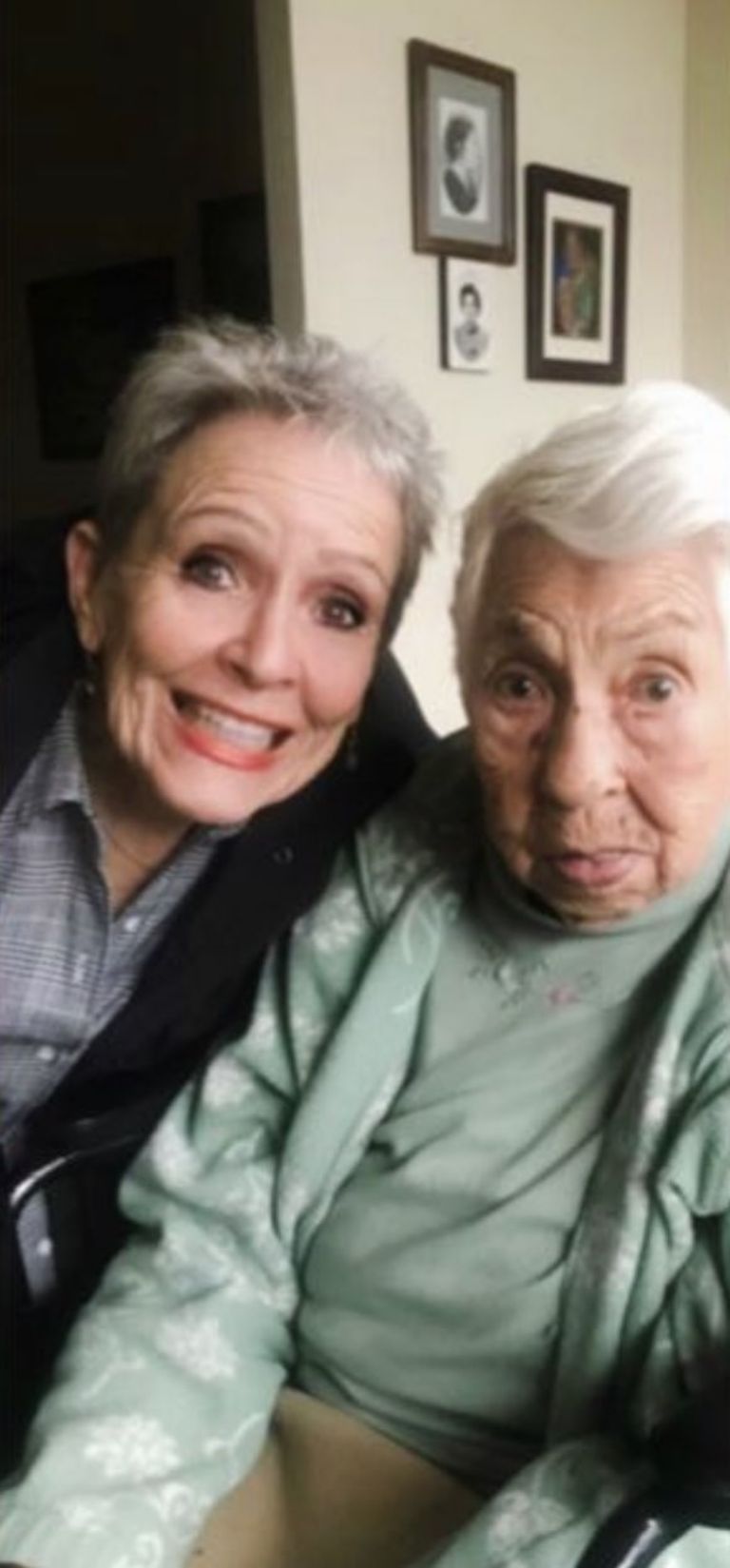 Fotografía de Eva Mange y la maestra 'Lupita'