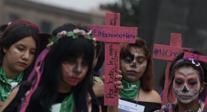 Mujeres se visten de catrinas y marchan contra el feminicidio y violencia de género