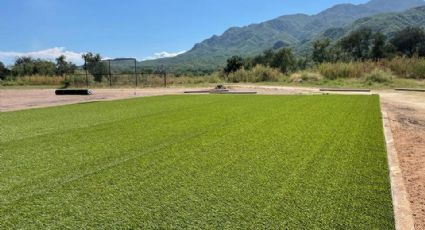 Instalan pasto sintético en cancha de la Unidad Deportiva Bicentenario en Álamos