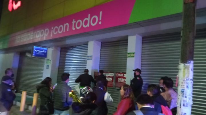 Guardia Civil de Tecámac clausura tienda Elektra por obstaculizar la vía pública