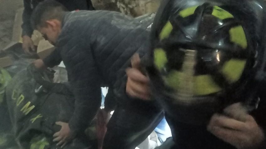 (VIDEO) De milagro: Techo de edificio en CDMX se derrumba y sepulta a una persona; sale con vida