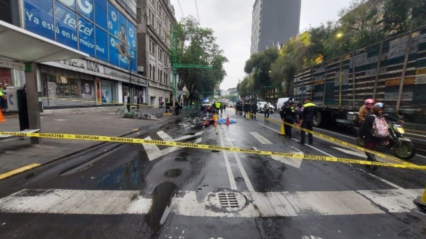 Motociclista derrapa sobre Eje Central y camión de carga le aplasta el cráneo