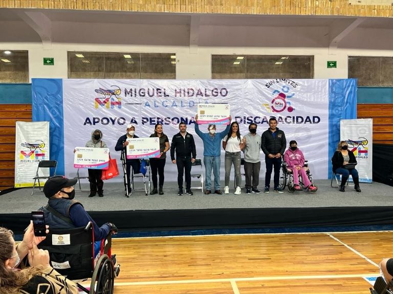 Entrega de apoyos en Miguel Hidalgo