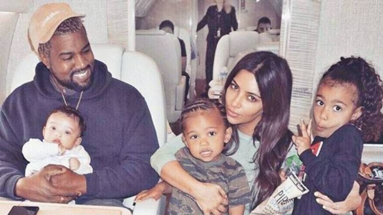 Kenye West y Kim Kardashian con sus hijos