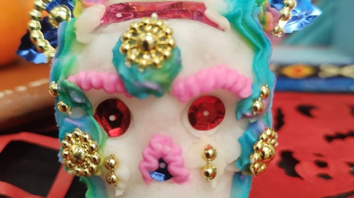 Manos mexiquenses elaboran artesanías para los altares de Día de Muertos