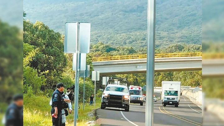 Encuentran el cadáver de una mujer a la orilla de carretera: tenía varios golpes