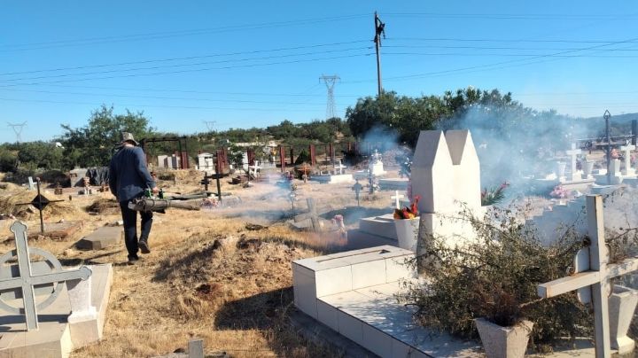 Fumigan cementerios del puerto de Guaymas en vísperas del 'Día de Muertos'