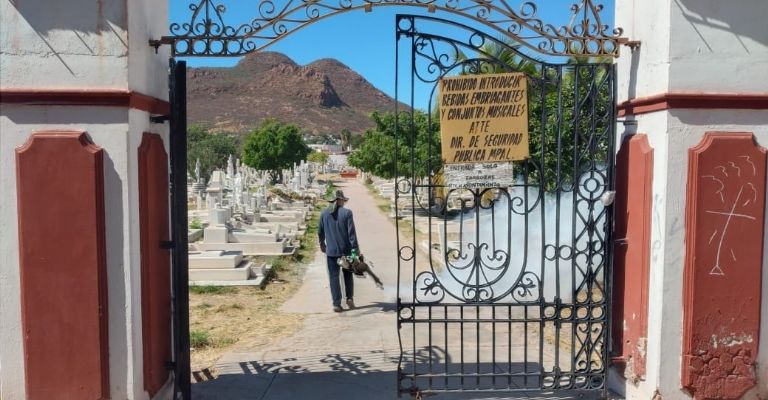 Fumigan cementerios del puerto de Guaymas en vísperas del 'Día de Muertos'
