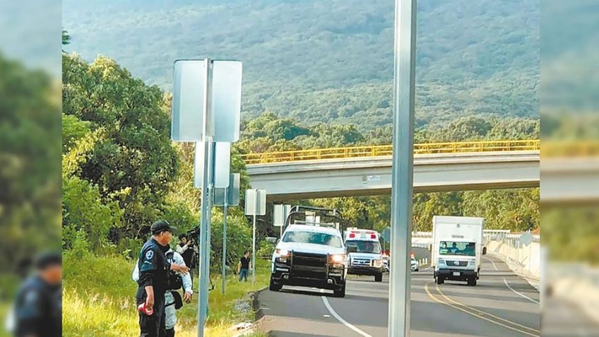 Encuentran el cadáver de una mujer a la orilla de carretera: tenía varios golpes
