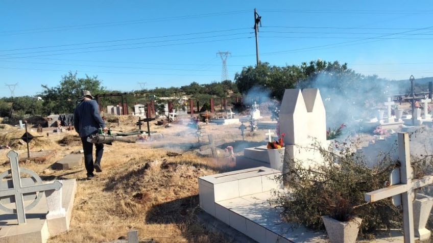 Fumigan cementerios del puerto de Guaymas en vísperas del 'Día de Muertos'