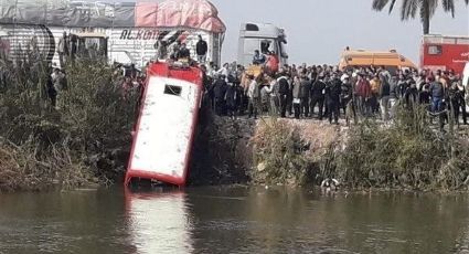 Tragedia en Egipto: Autobús de pasajeros cae a un canal de agua; hay 19 muertos