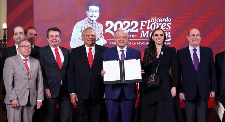 AMLO presenta en plan antiinflacionario en la 'mañanera'. Foto: Internet