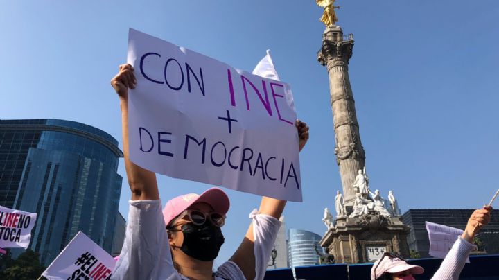 Tunden en redes a manifestante; aseguró la marcha del INE fue para defender "la identificación oficial"