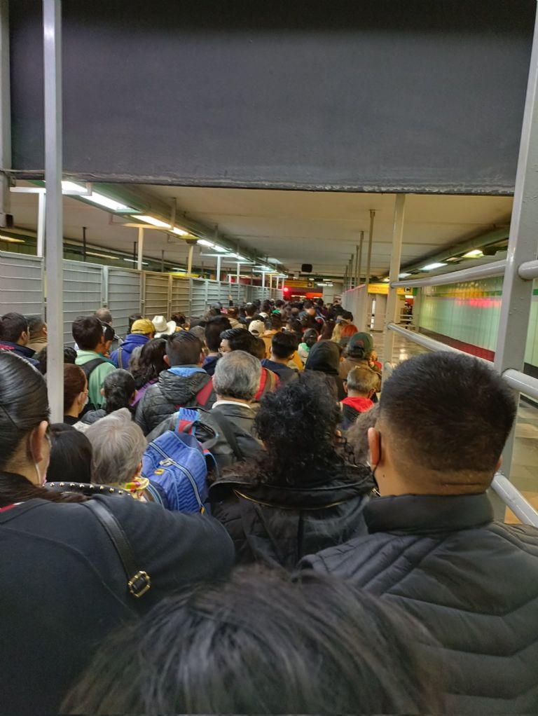 Reportan retrasos en la Línea 3 del Metro CDMX. Foto: Twitter