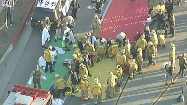 Atropellan a 25 policías en Los Ángeles 