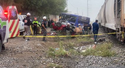 Tragedia en Nuevo León: Autobús trata de ganarle el paso al tren; hay un muerto y 19 heridos