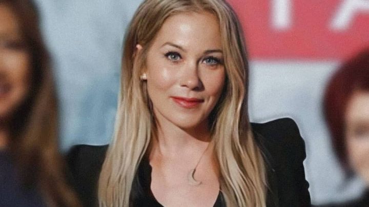 Tras subir casi 20 kilos, actriz de Hollywood confirma que debe usar bastón para poder caminar