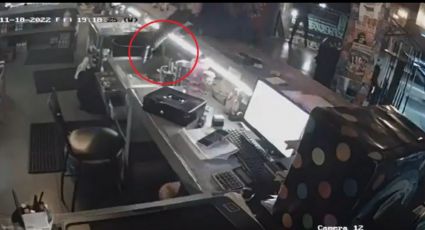 VIDEO: Sicarios irrumpen en bar de Guanajuato y atacan a balazos a 2 trabajadoras