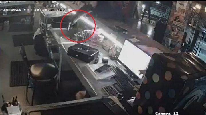 VIDEO: Sicarios irrumpen en bar de Guanajuato y atacan a balazos a 2 trabajadoras