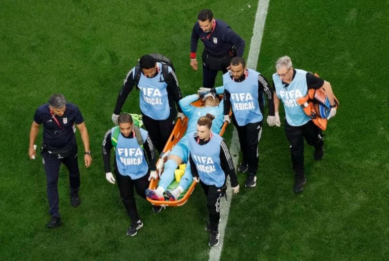El arquero iraní tuvo que abandonar el partido tras ser golpeado. Foto: Twitter