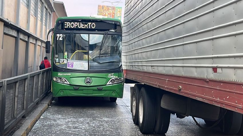 Choque en Circuito Interior deja al menos 10 heridos; Un autobús se impactó con un tráiler