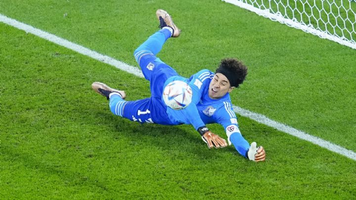 Guillermo Ochoa se luce con gran atajada y México rescata el empate ante Polonia