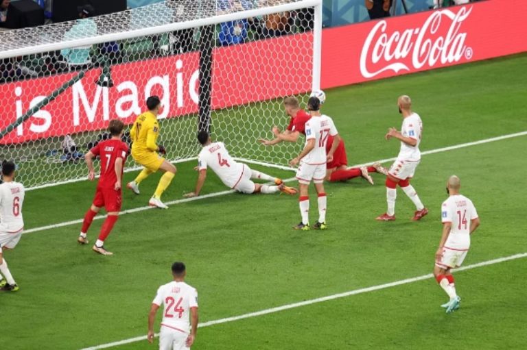 Dinamarca pudo haber anotado un gol, mas chocó con poste. Foto: Internet