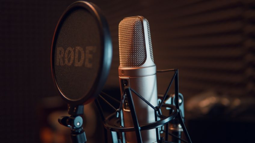 Tras amorío con una mujer casada, reconocido cantante sale del clóset y presenta a su 'novio'