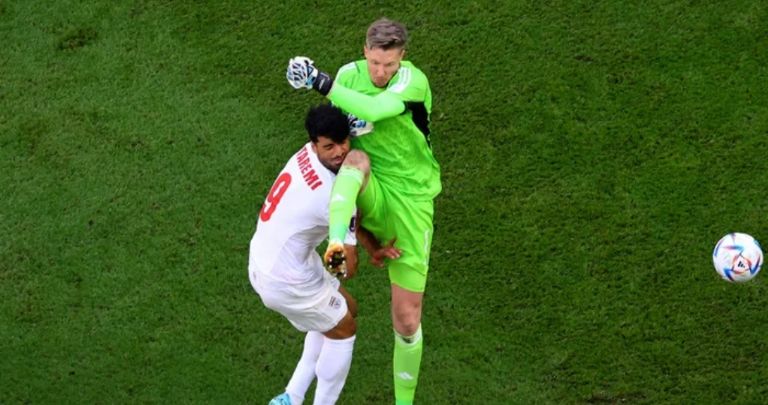 Rumbo al final del partido, el arquero Wayne Hennessey de Gales fue expulsado. Foto: Internet