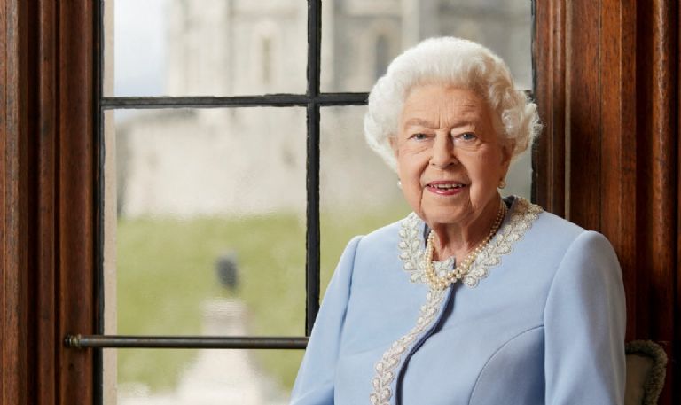 Isabel II le quitó los títulos militares a su hijo