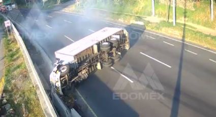 VIDEO: Camión de carga vuelca en la México-Toluca; difunden momento exacto del accidente