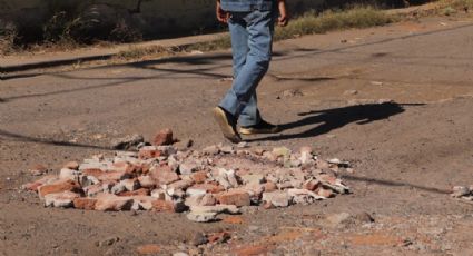 Ciudad Obregón: Ciudadanos tapan baches con escombros sin triturar