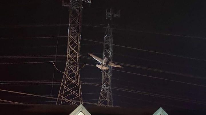 Avioneta pierde el control en EU; queda colgando en los cables y deja sin energía a cientos de residentes