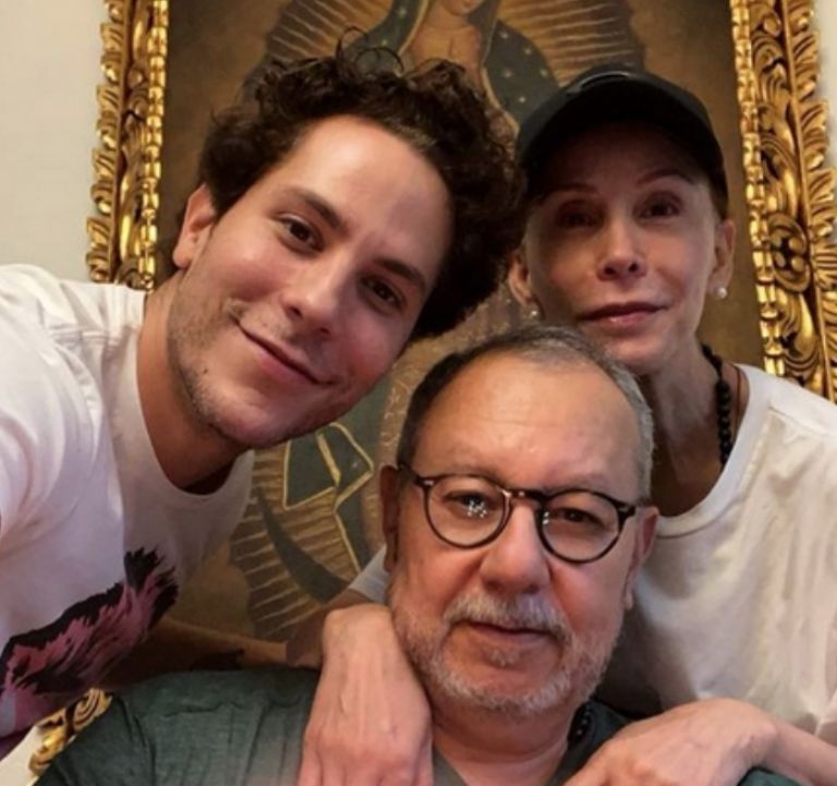 Christian Chávez con sus papás